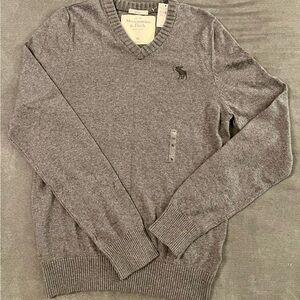 SOLD! Abercrombie & Fitch Men’s Heather Gray V-Neck Sweater